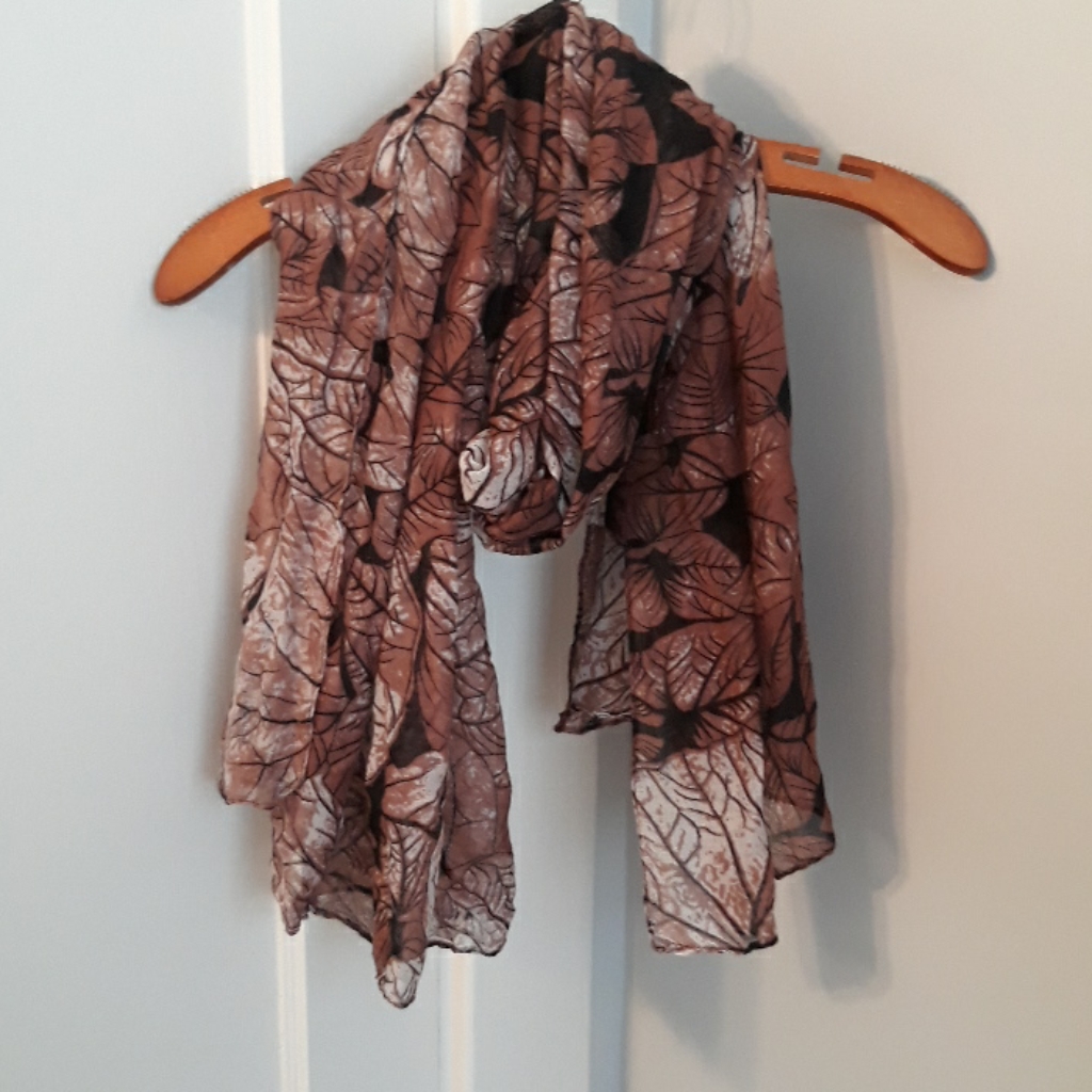 Multicolored Leaf Pattern Scarf